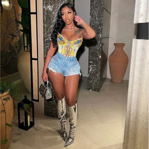 Sexy Faux snake skin head turning Corset 😍 - Picture 2 of 4